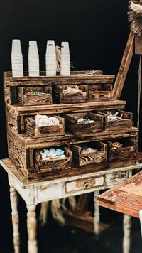 Candy Bar Zuckerbude aus Holzkisten mit Süßigkeiten und Papiertüten