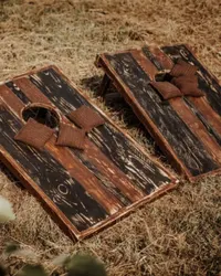 Cornhole Bretter mit Säckchen auf einer Wiese