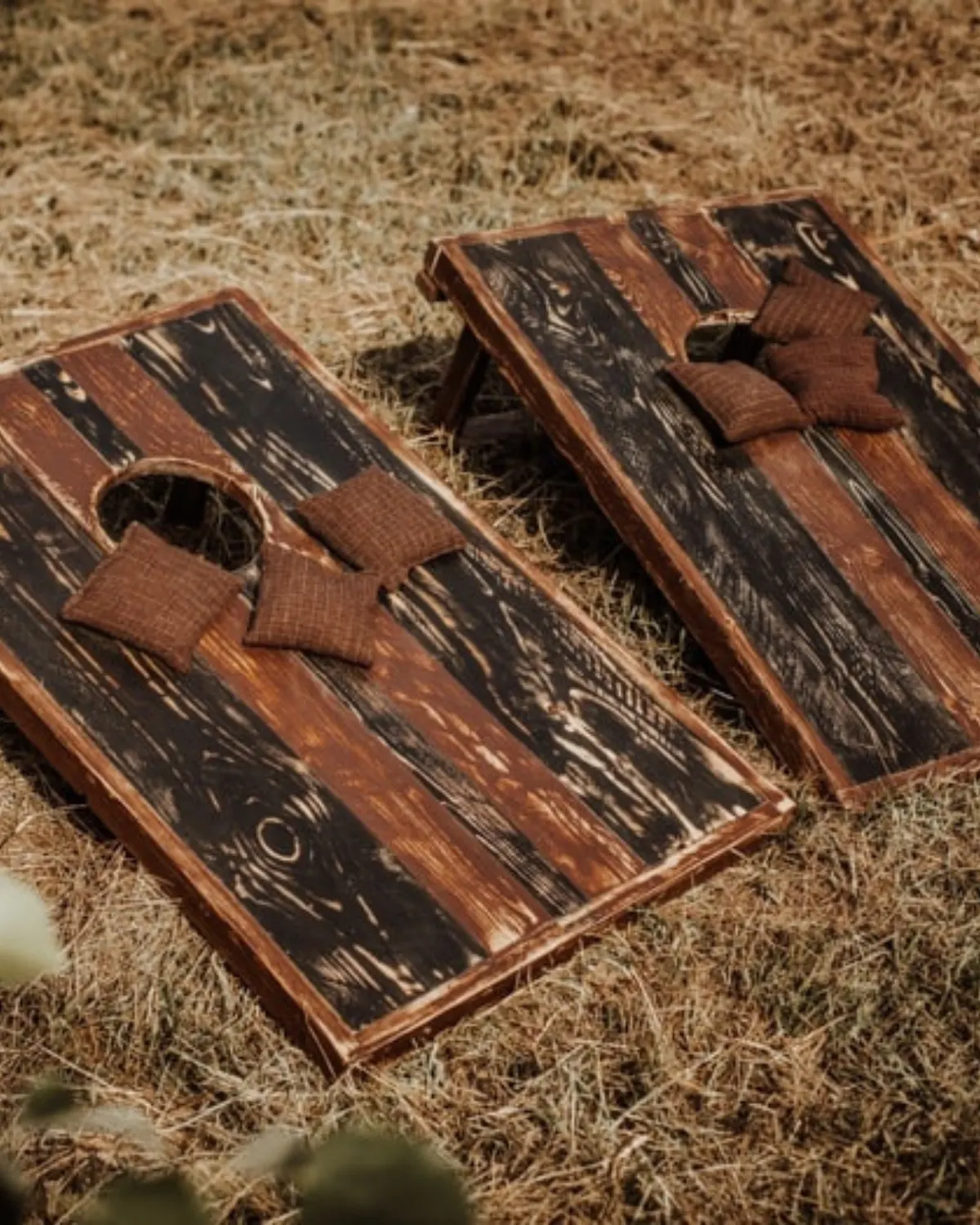 Cornhole Bretter mit Säckchen auf einer Wiese