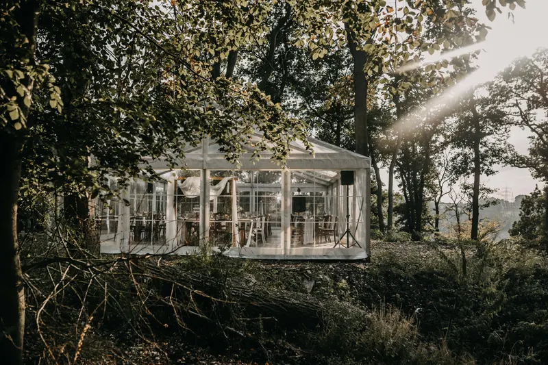 Glashaus im Wald als Ort für eine freie Trauung
