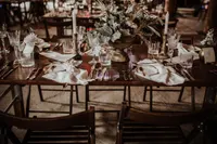 Nussbaumtisch mit Trockenblumen und Kerzen