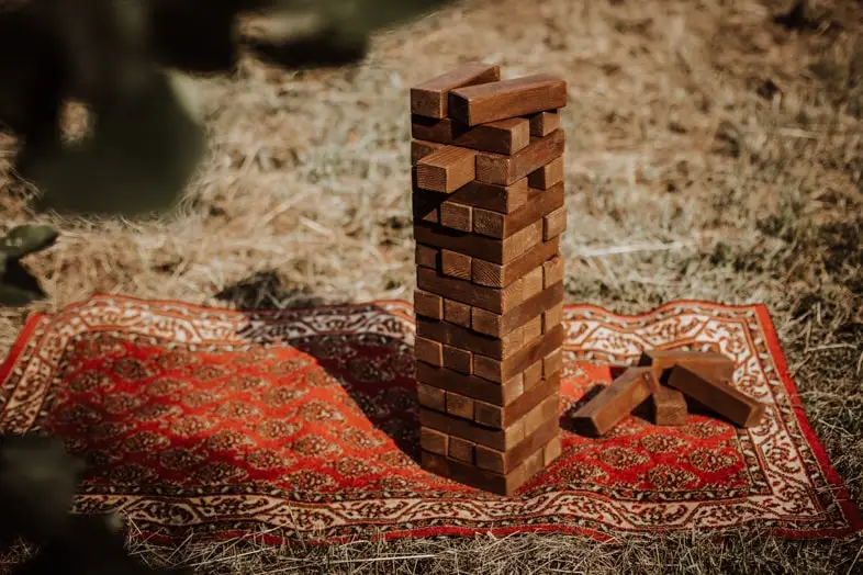 Stapelturm aus Holzbriketts auf einem Orientteppich