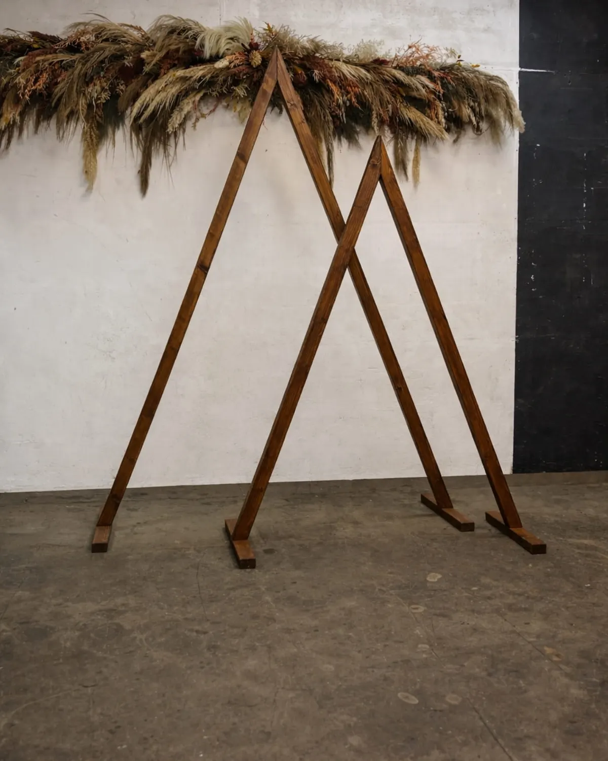 Traubogen Double Triangle aus zwei Holzdreiecken mit Pampasgras