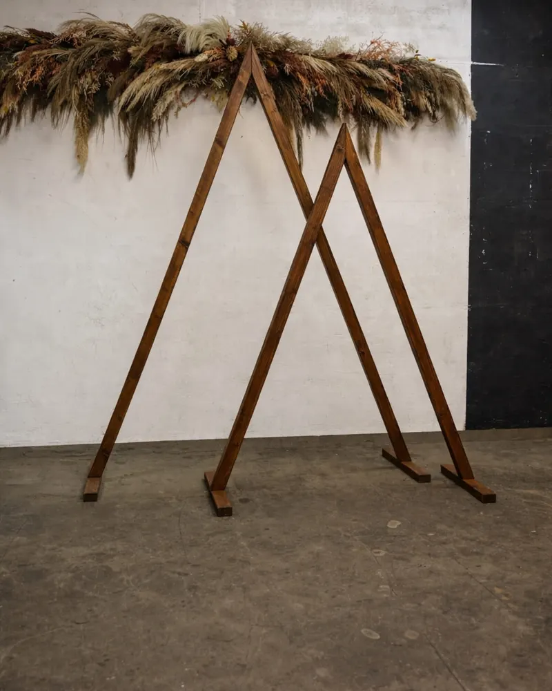 Traubogen Double Triangle aus zwei Holzdreiecken mit Pampasgras