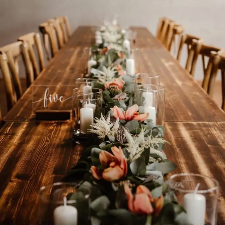 Vintagetisch mieten Lange Vintagetafel mit Eukalyptus, Tulpen, Kerzen und Tischnummer five