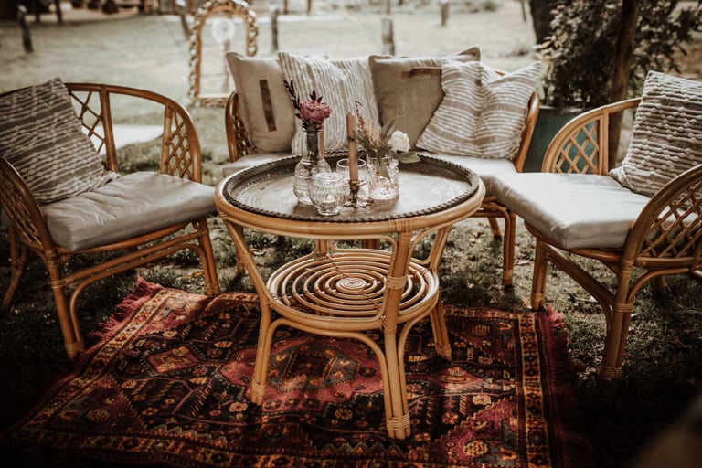 Lounge Tisch und Stühle für Vintage / Boho Hochzeit