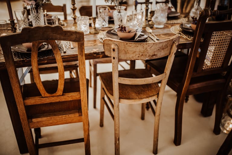 Sitzplätzchen Holz Stühle für Vintage / Boho Hochzeit