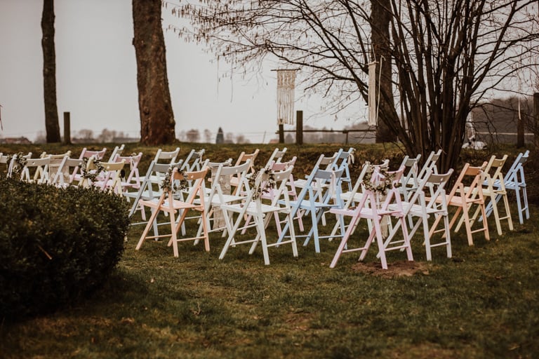 Sitzplätzchen bunt Stühle für Vintage / Boho Hochzeit